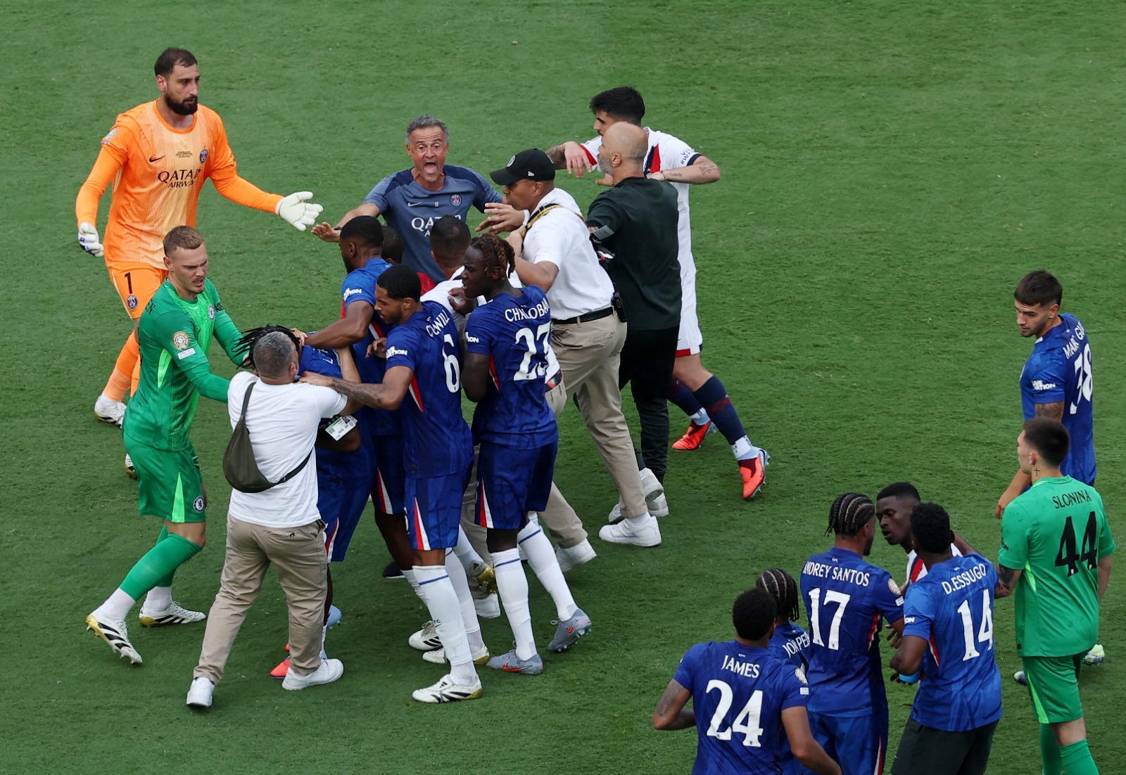 لويس إنريكي مدرب باريس سان جيرمان يتورط في اشتباكات أمام تشيلسي عقب نهائي كأس العالم للأندية  - 9 نوفمبر 2024