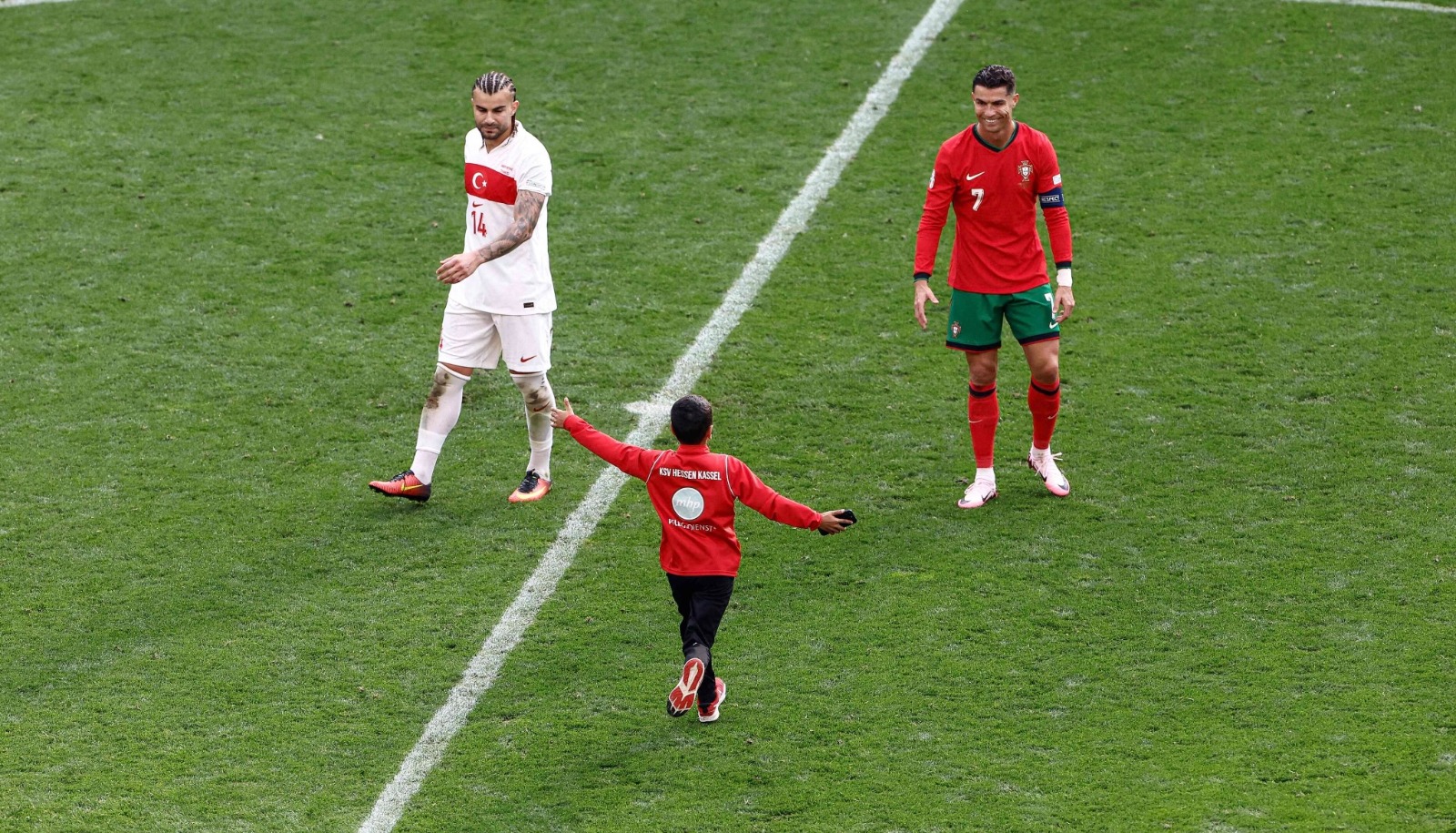 رونالدو يحتضن مشجع صغير في مباراة البرتغال وتركيا بيورو 2024