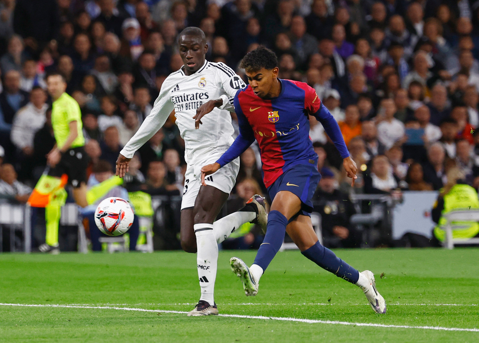 صراع على الكرة بين فيرلان ميندي ولامين يامال خلال مباراة بين ريال مدريد وبرشلونة - 26 أكتوبر 2024