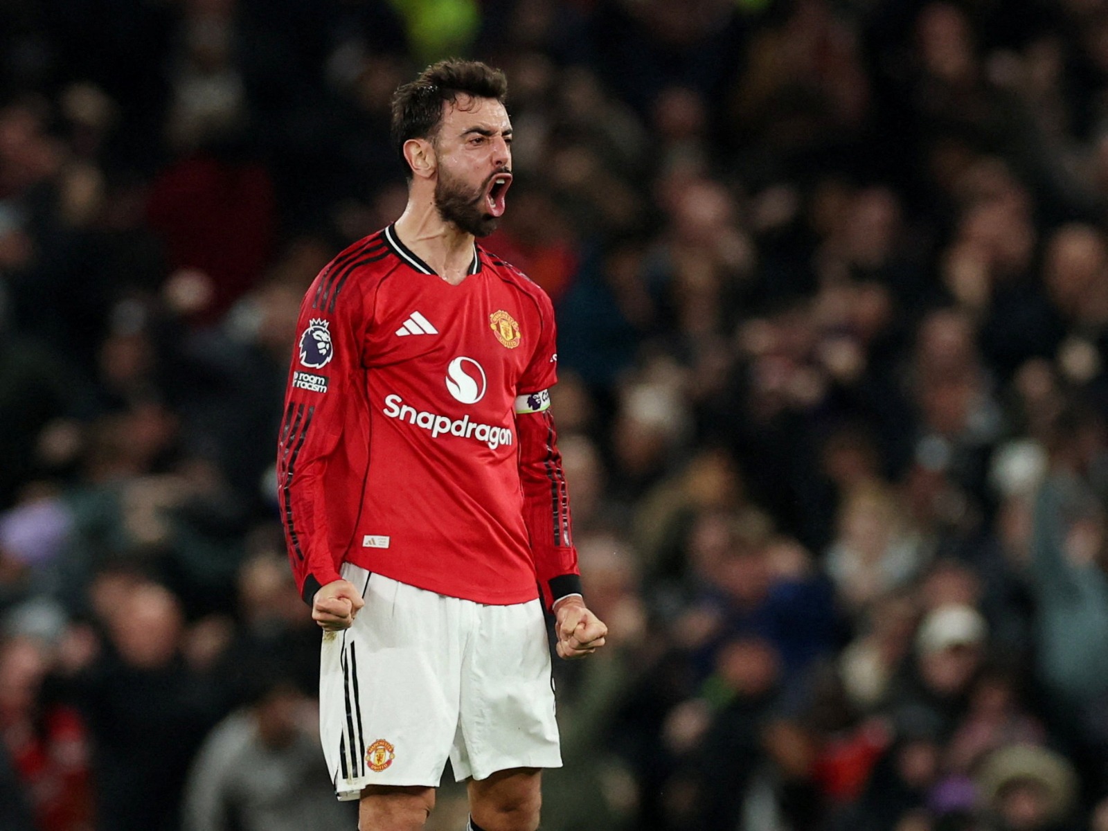 لاعب مانشستر يونايتد برونو فرنانديز يحتفل بالتسجيل أمام بورنموث في الدوري الإنجليزي الممتاز - 15 ديسمبر 2025