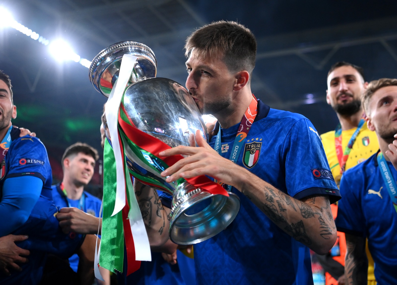 فرانشيسكو أتشيربي مدافع منتخب إيطاليا يقبل كأس بطولة أوروبا 2020 بعد الفوز على إنجلترا - 11 يوليو 2021
