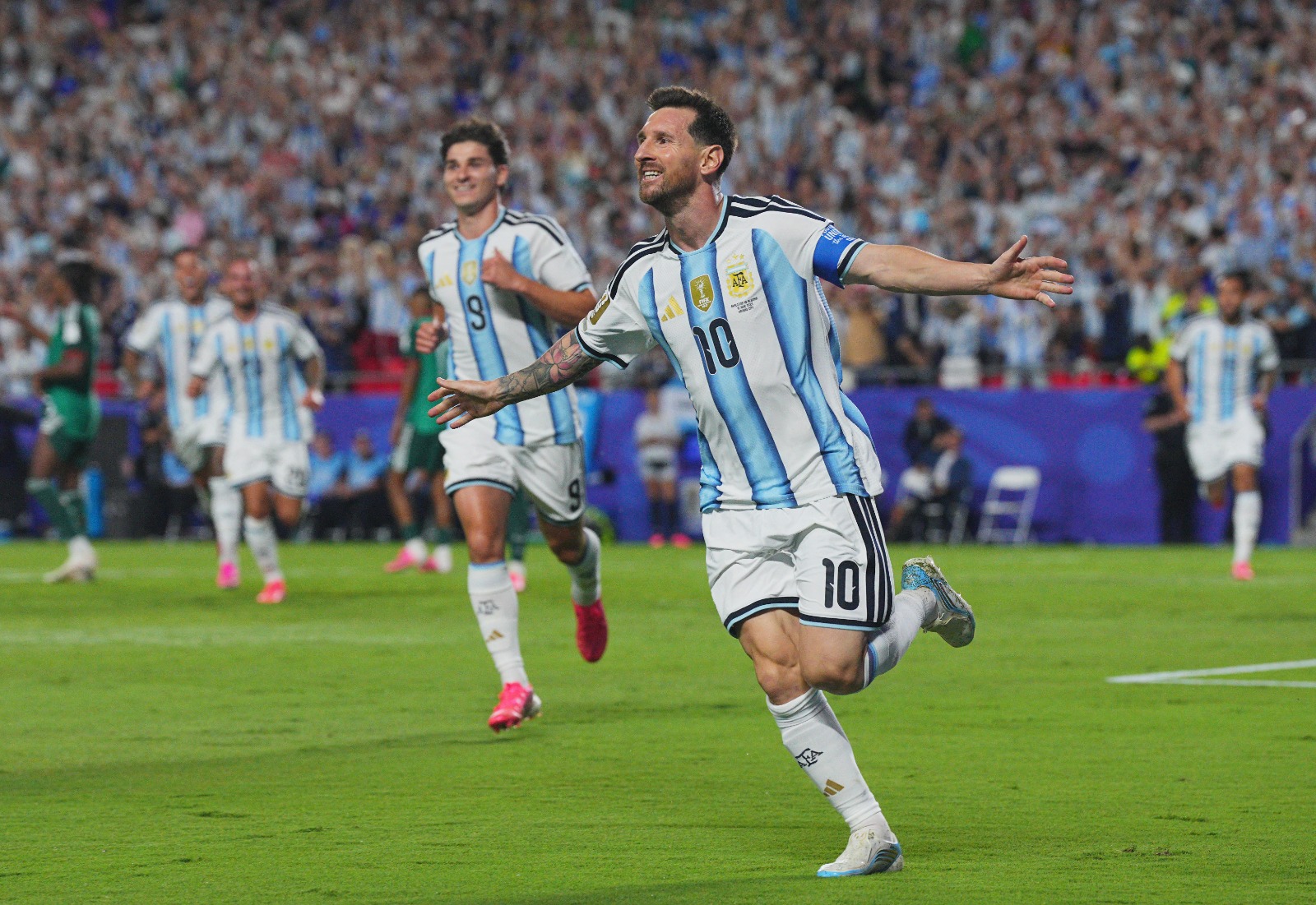 ليونيل ميسي يحتفل بهدفه في مباراة الأرجنتين والجزائر بكأس العالم - 17 يونيو 2026