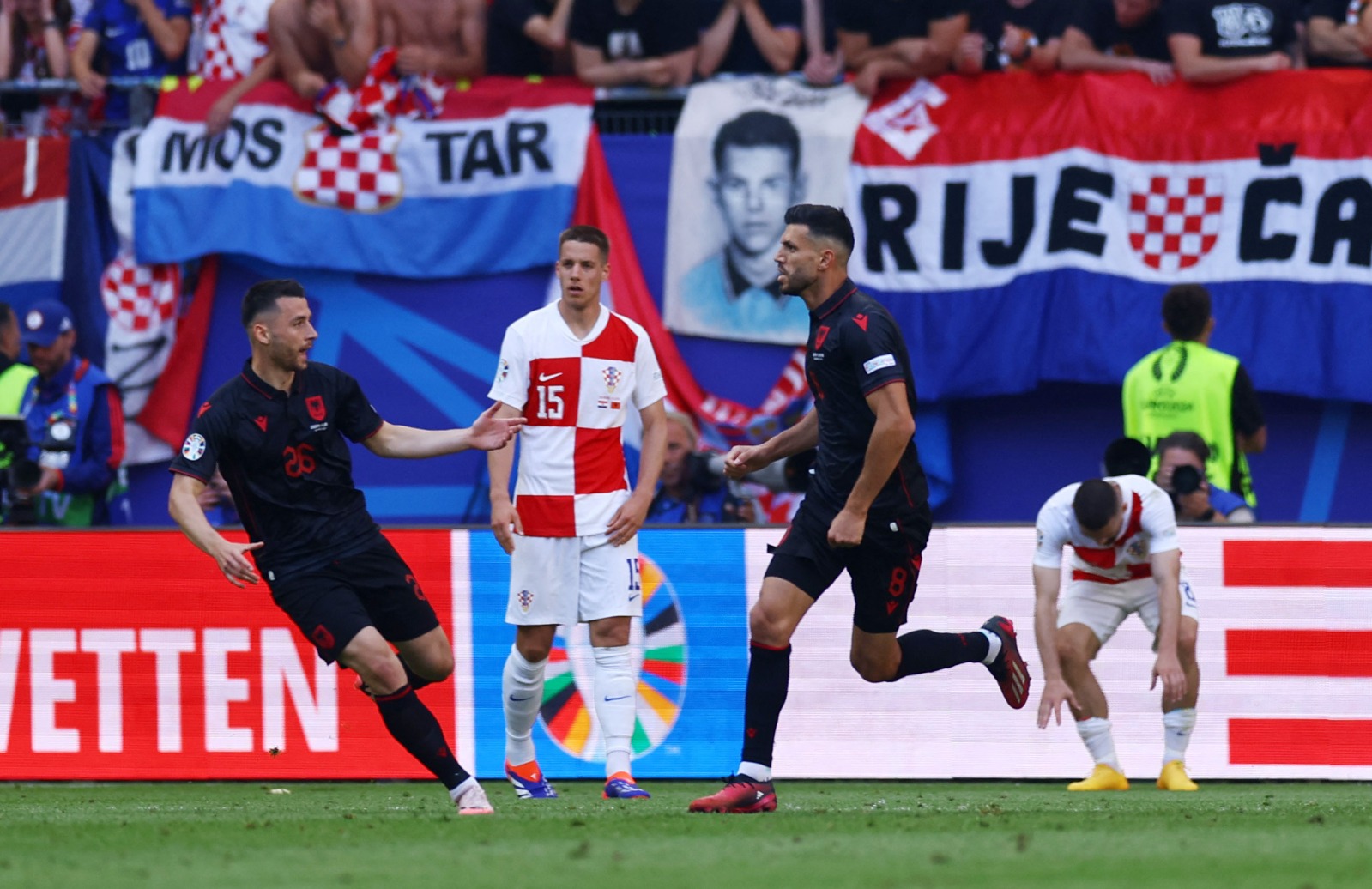 لاعبو ألبانيا يحتفلون بعد تسجيل هدف التعادل بمواجهة كرواتيا في بطولة أوروبا - 19 يونيو 2024