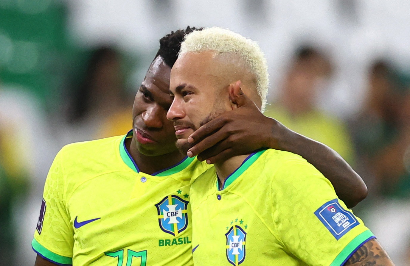 البرازيليان نيمار وفينيسيوس جونيور بعد خسارة ركلات الترجيح أمام كرواتيا في ربع نهائي كأس العالم 2022 - 9 ديسمبر 2022