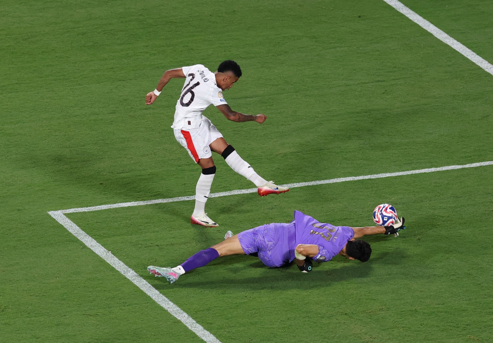 ياسين بونو حارس الهلال يتصدى بطريقة رائعة لتسديدة سافينيو لاعب مانشستر سيتي في مونديال الأندية - 1 يوليو 2025