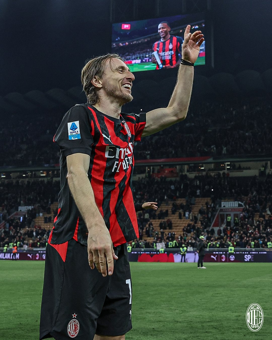 لوكا مودريتش نجم ميلان يحتفل بالفوز على إنتر في الديربي - 8 مارس 2026