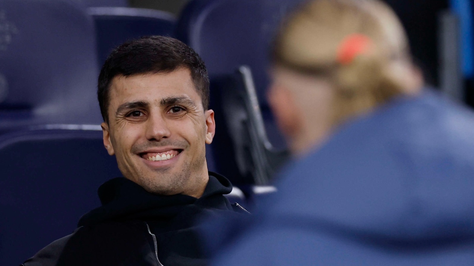 ابتسامة عريضة للاعب الوسط رودري هيرنانديز بعد عودته للملاعب بعد غياب 7 أشهر 'مايو 2025'