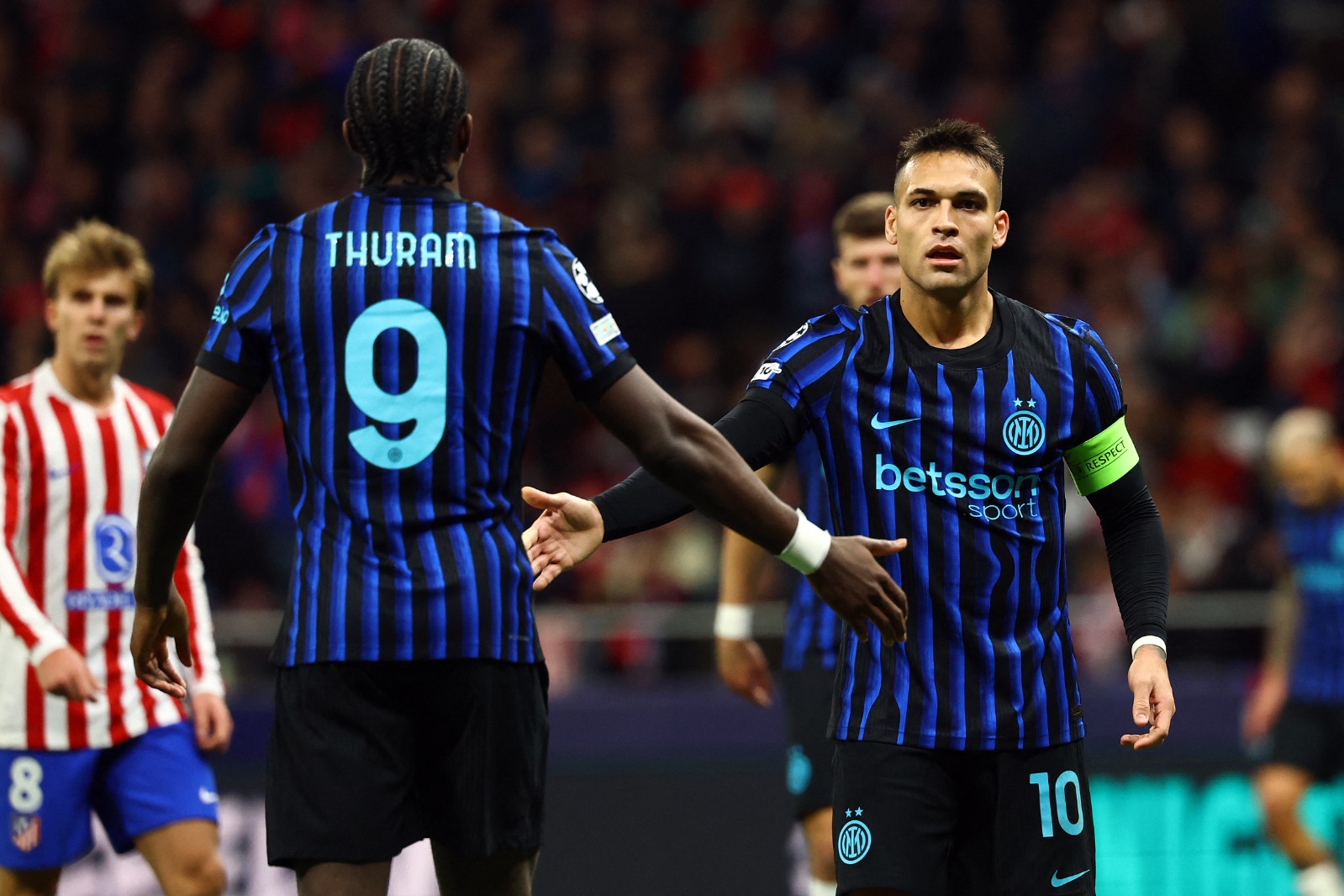ماركوس تورام ولاوتارو مارتينيز مهاجما إنتر ميلان يتصافحان خلال مواجهة أتلتيكو مدريد بدوري أبطال أوروبا - 26 نوفمبر 2025