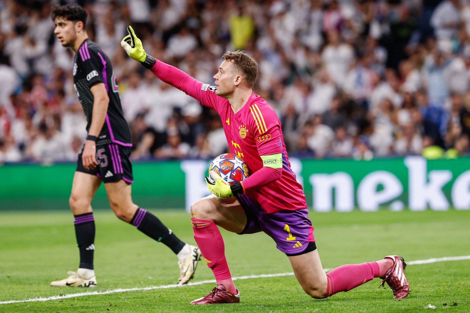 مانويل نوير حارس مرمى بايرن ميونيخ يلتقط الكرة خلال مواجهة ريال مدريد في إياب نصف نهائي دوري أبطال أوروبا - 8 مايو 2024