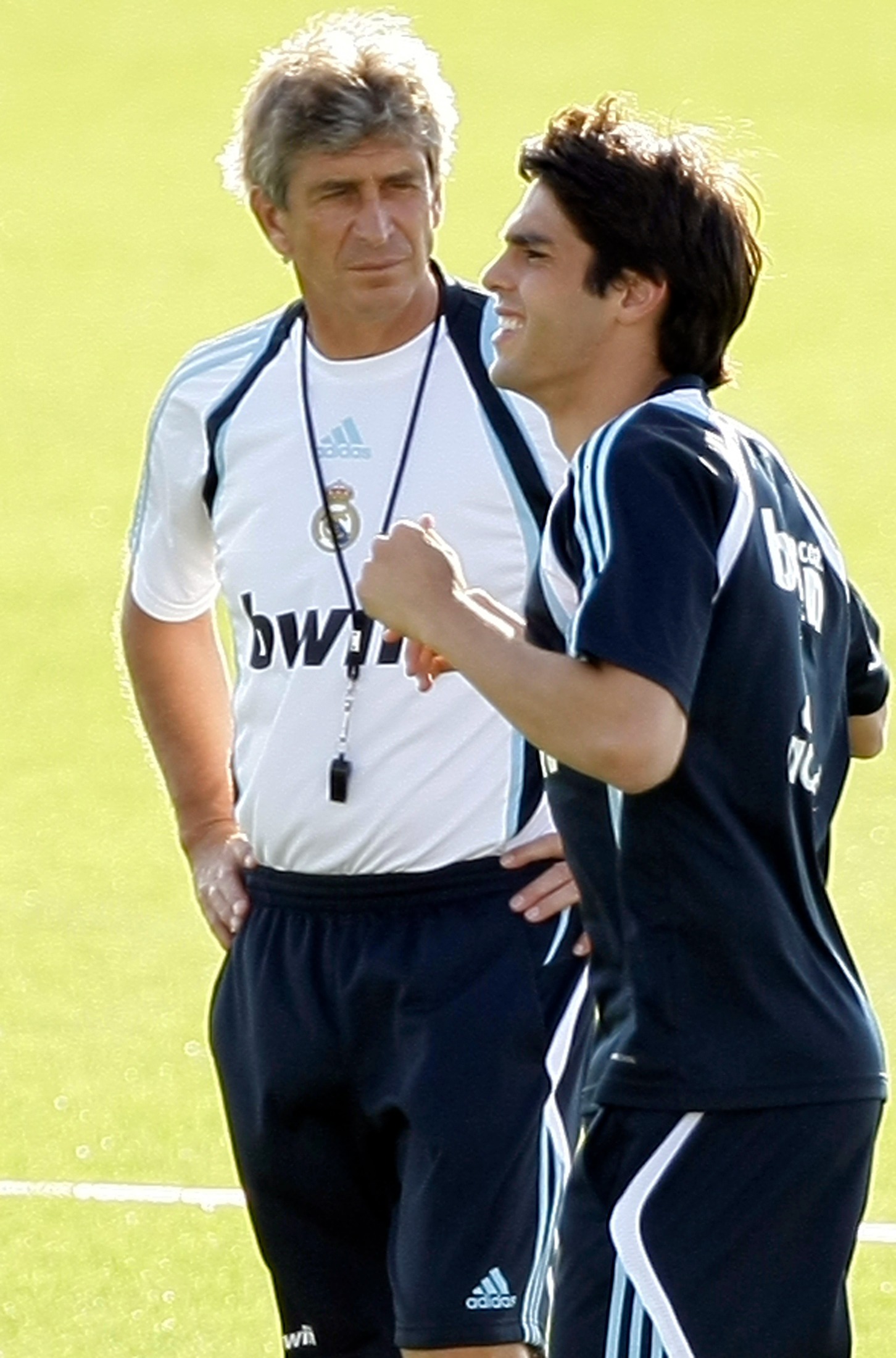 مانويل بيليغريني مدرب ريال مدريد السابق في حصة تدريبية للفريق وأمامه ريكاردو كاكا نجم البرازيل السابق - 5 أغسطس 2009