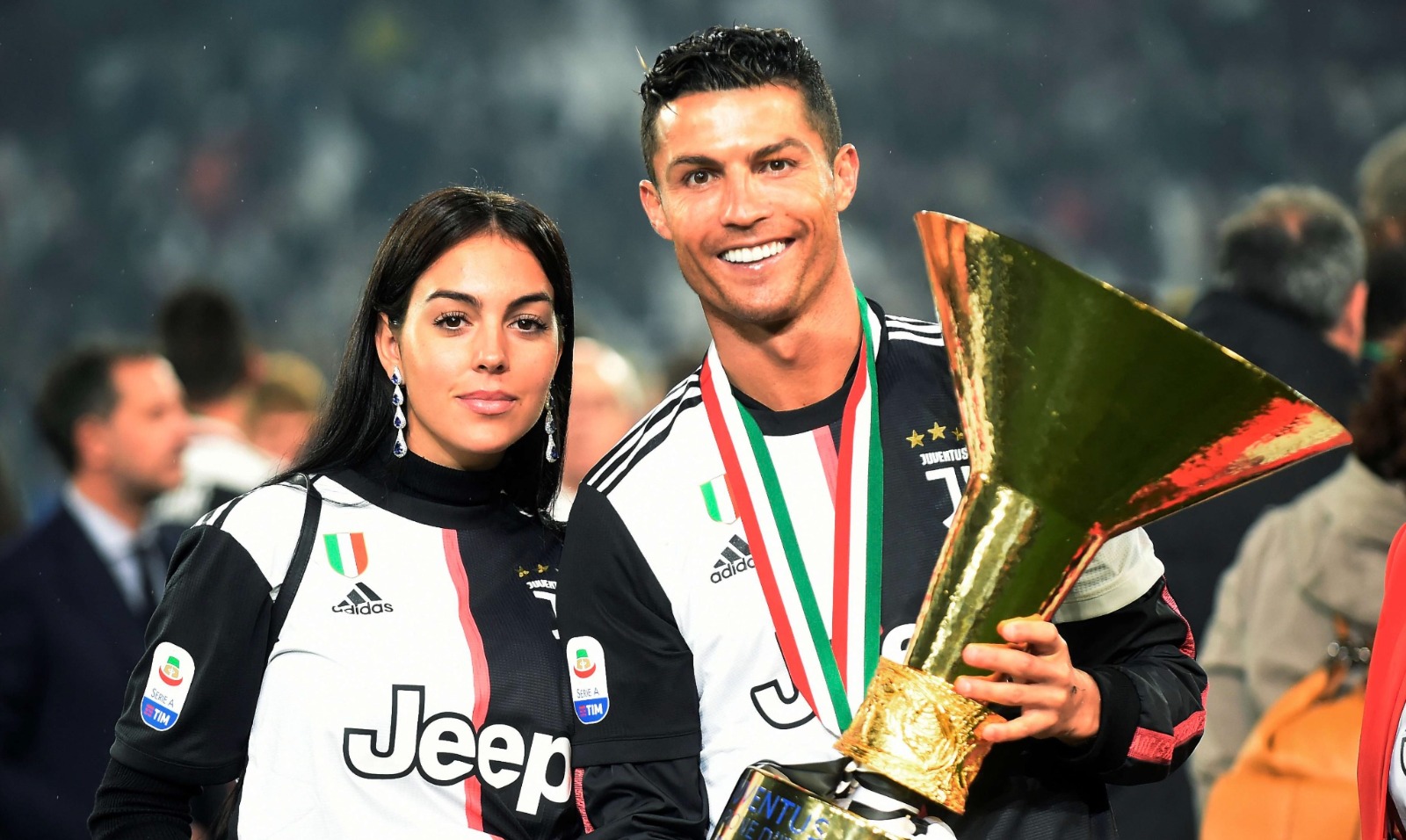 البرتغالي كريستيانو رونالدو يحتفل بلقب الدوري الإيطالي مع يوفنتوس في حضور صديقته الإسبانية جورجينا رودريغيز