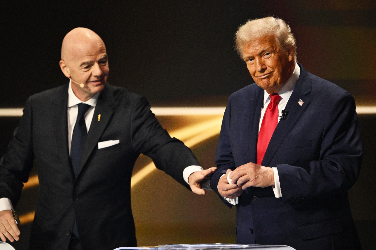 الرئيس الأميركي دونالد ترمب ورئيس فيفا جياني إنفانتينو خلال مراسم سحب قرعة كأس العالم 2026 - 5 ديسمبر 2025