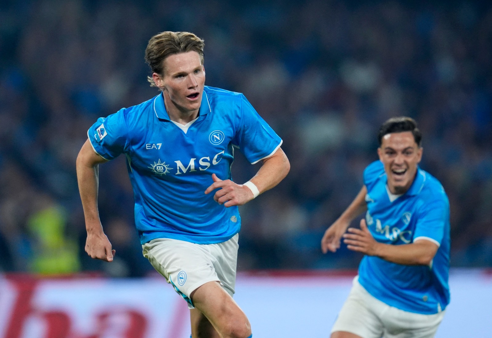 سكوت مكتوميناي لاعب نابولي يحتفل بعد التسجيل بمواجهة كالياري في الدوري الإيطالي - 23 مايو 2025