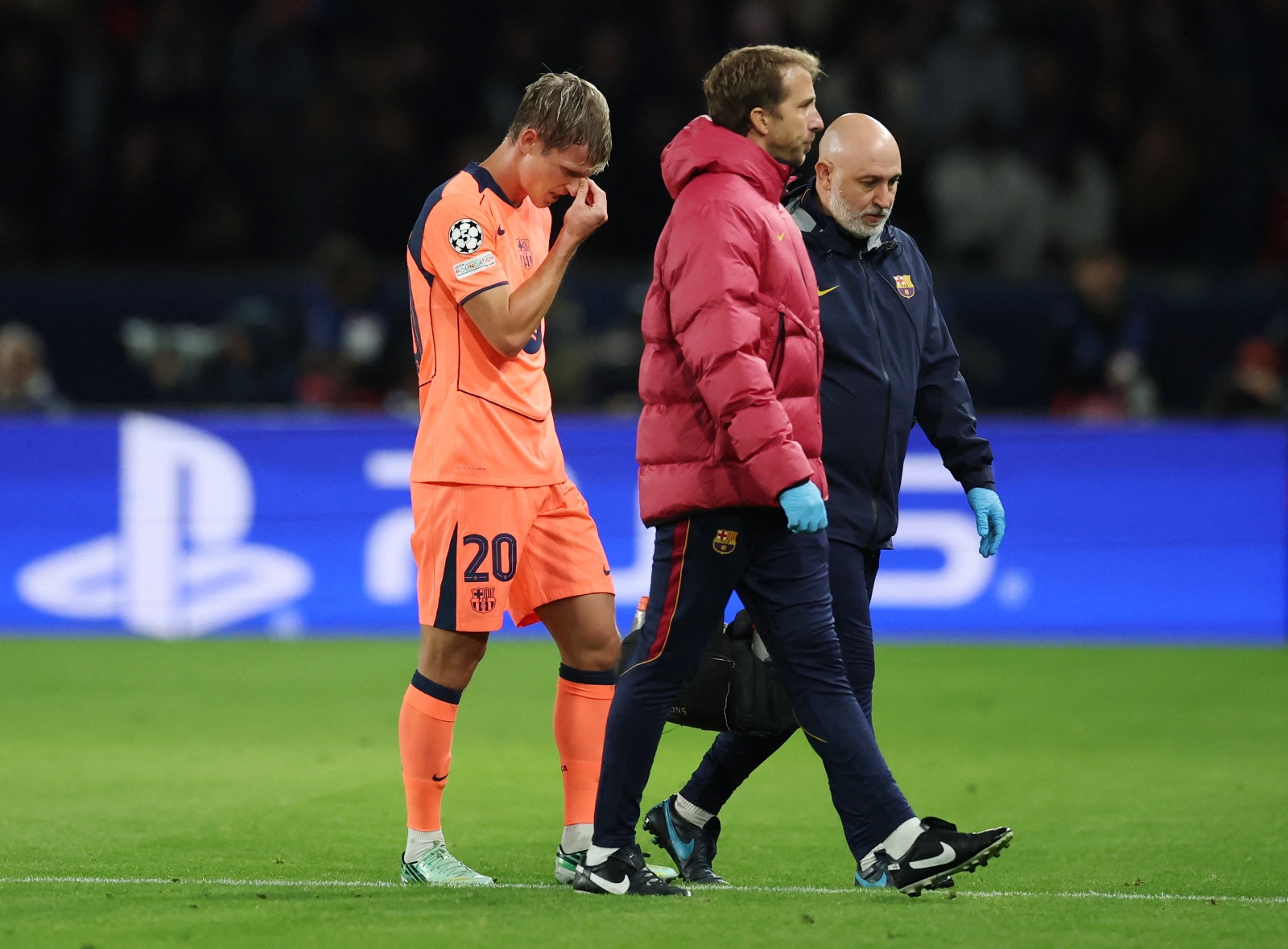 لاعب برشلونة داني أولمو يغادر الملعب مصابا في مباراة دوري أبطال أوروبا مع باريس سان جيرمان – 20 أكتوبر 2026