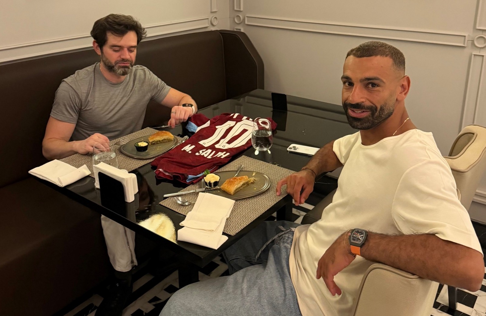المصري محمد صلاح مع وكيل أعماله رامي عباس في أحد مطاعم مدينة طرابزون التركية - 18 أغسطس 2026