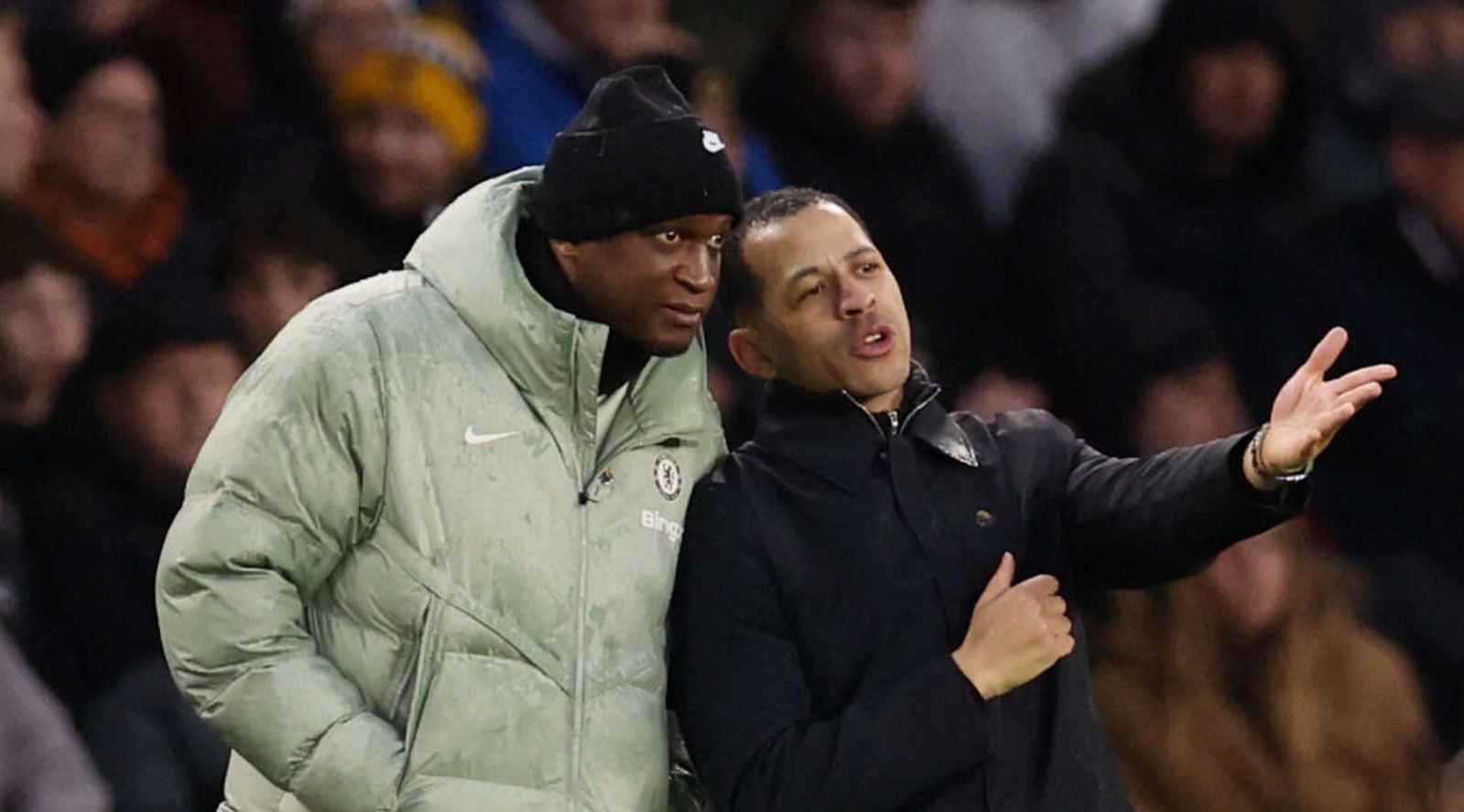 المدرب المالي خليفة سيسيه مساعد ليام روزينيور في تشيلسي خلال مباراة ولفرهامبتون بالدوري الإنجليزي - 7 فبراير 2026