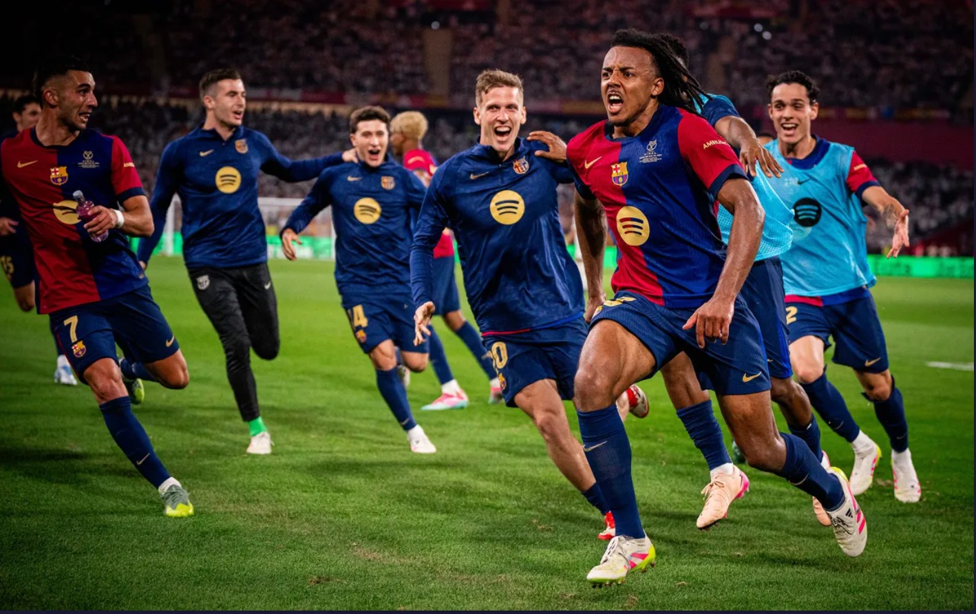 لاعب برشلونة جول كوندي يحتفل مع زملائه في الفريق بالتسجيل في مرمى ريال مدريد في نهائي كأس ملك إسبانيا - 26 أبريل 2025