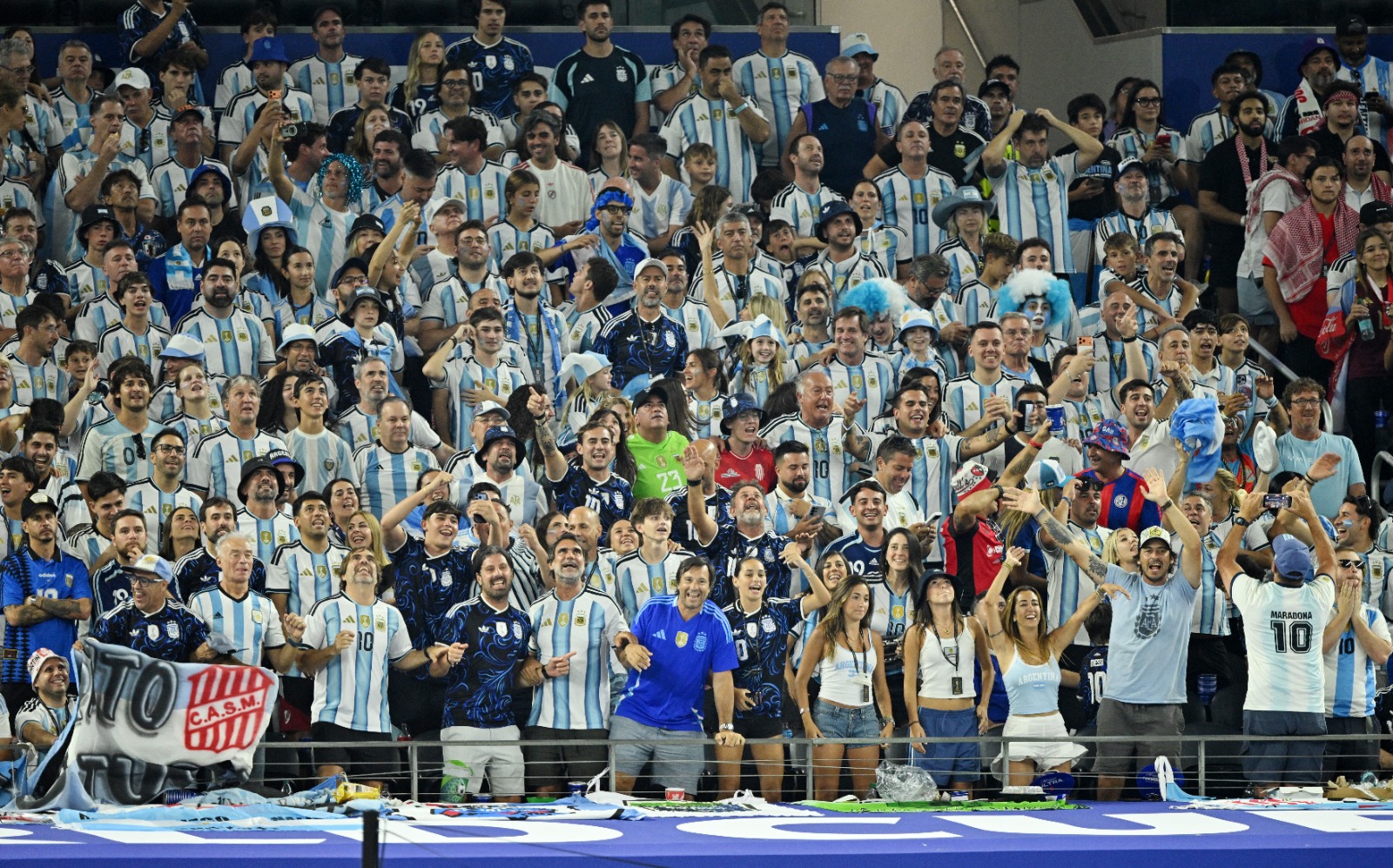 الجماهير الأرجنتينية في مدرجات ملعب دالاس لمشاهدة مباراة بلادهم أمام الأردن في مونديال 2026 – 18 يونيو 2026