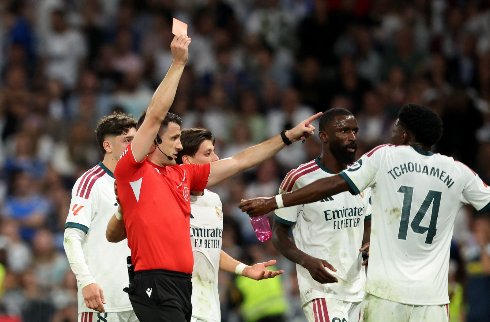 الحكم إيسيدرو دياز يُشهر البطاقة الحمراء للاعب ريال مدريد فينيسيوس جونيور ضد فياريال - 10 أكتوبر 2026