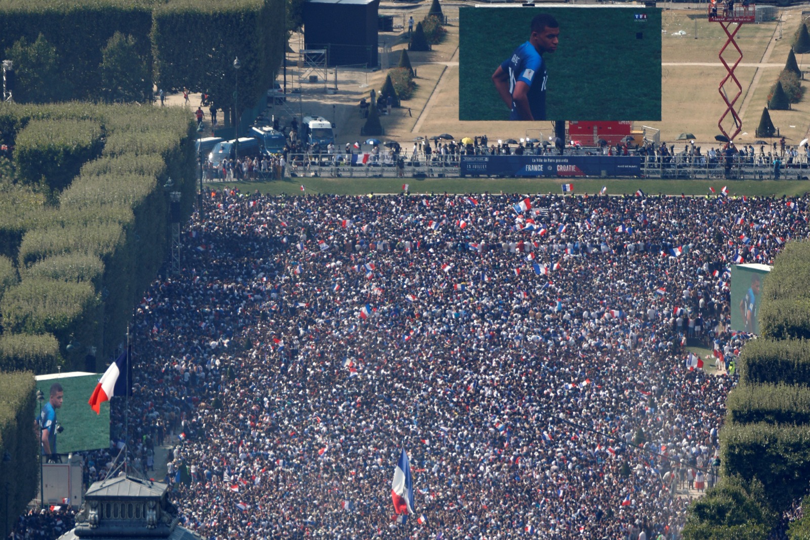 مشهد لمنطقة المشجعين 'Champs de mars' في العاصمة الفرنسية باريس خلال نهائي كأس العالم 2018 بين فرنسا وكرواتيا - 15 يوليو 2018
