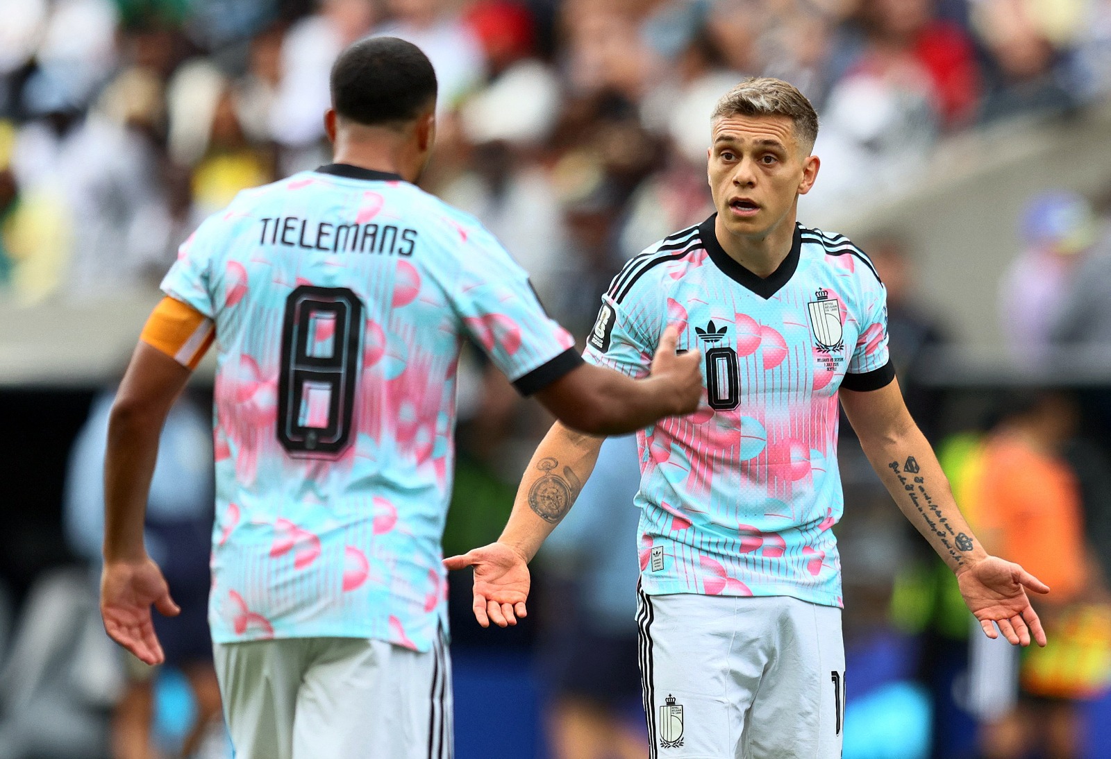 يوري تيليمانس في ملاسنات مع زميله في منتخب بلجيكا لياندرو تروسارد خلال مواجهة السنغال في كأس العالم -  2 يوليو 2026