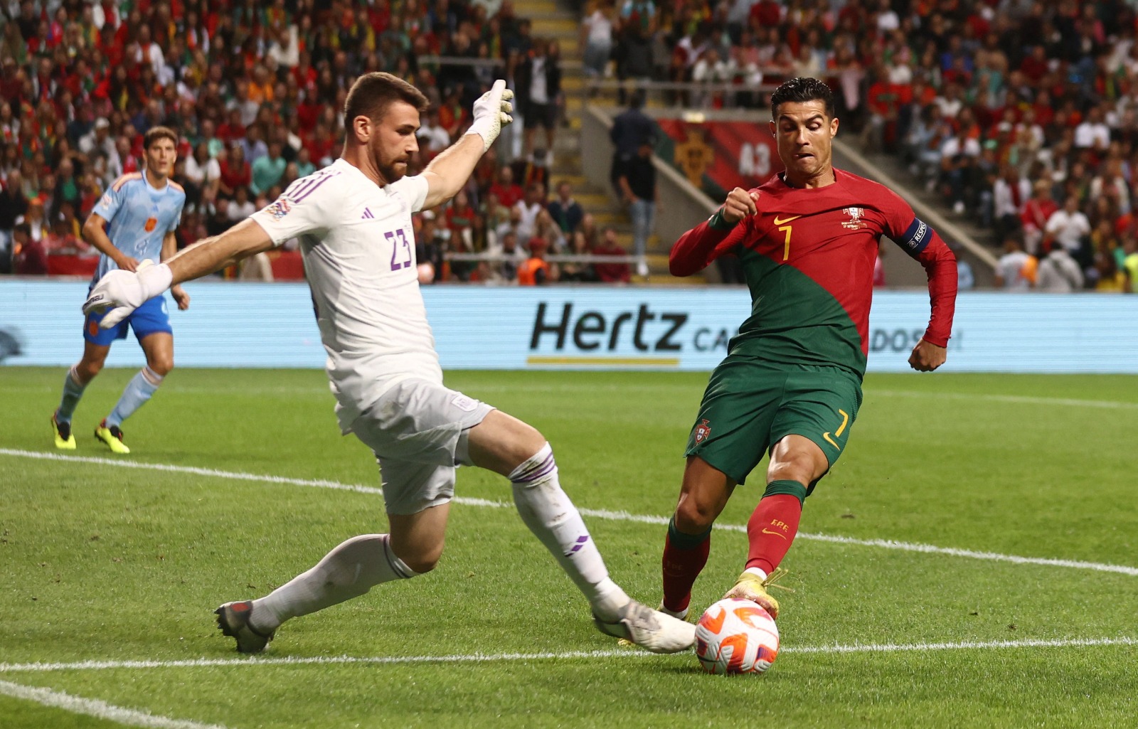 صراع بين كريستيانو رونالدو والحارس أوناي سيمون في لقاء إسبانيا والبرتغال بدوري الأمم الأوروبية - 27 سبتمبر 2022