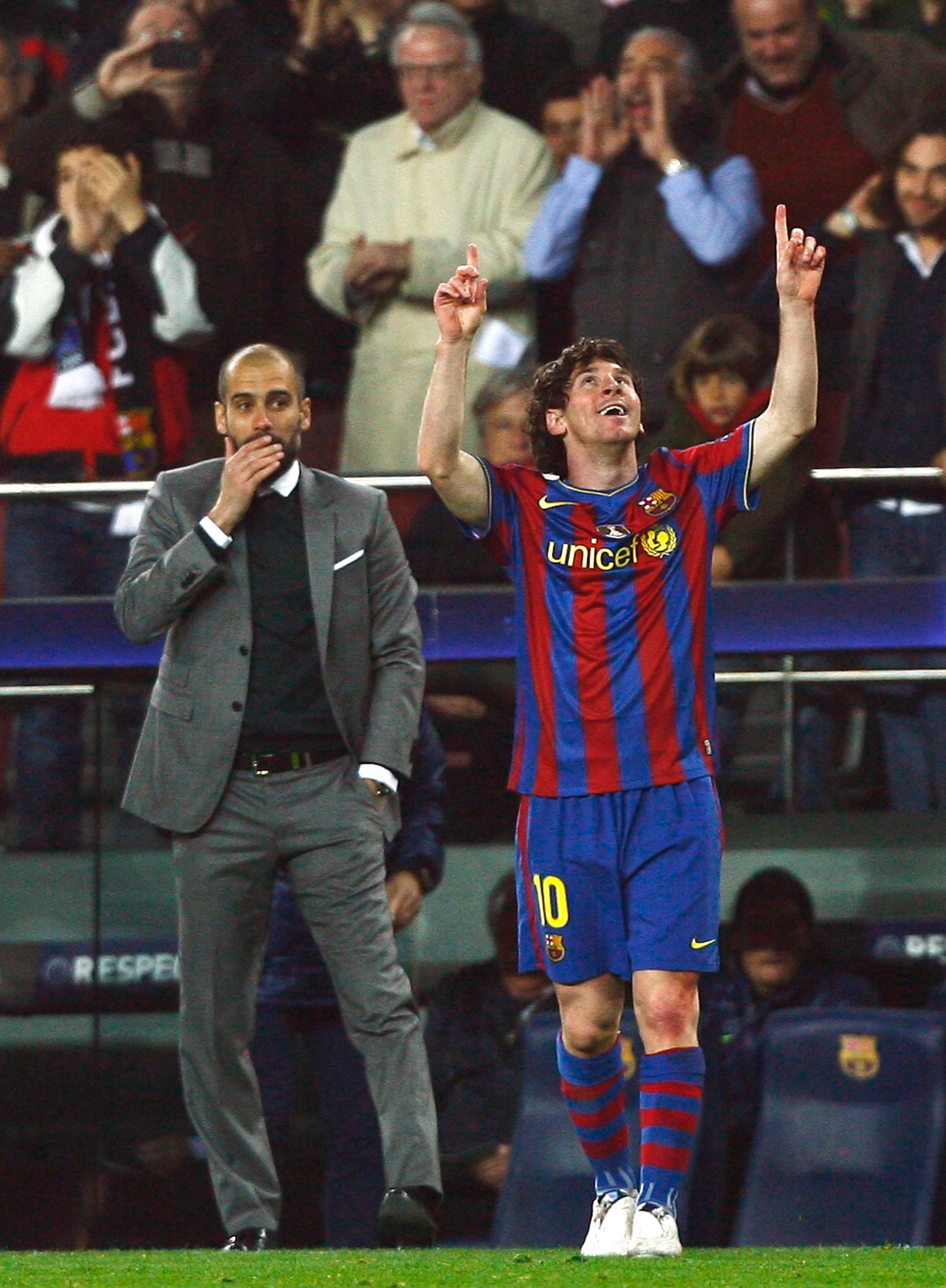 ليونيل ميسي بعد تسجيله هدفا لبرشلونة أمام شتوتجارت في دوري أبطال أوروبا أثناء ظهور المدرب بيب جوارديولا - 17 مارس 2010