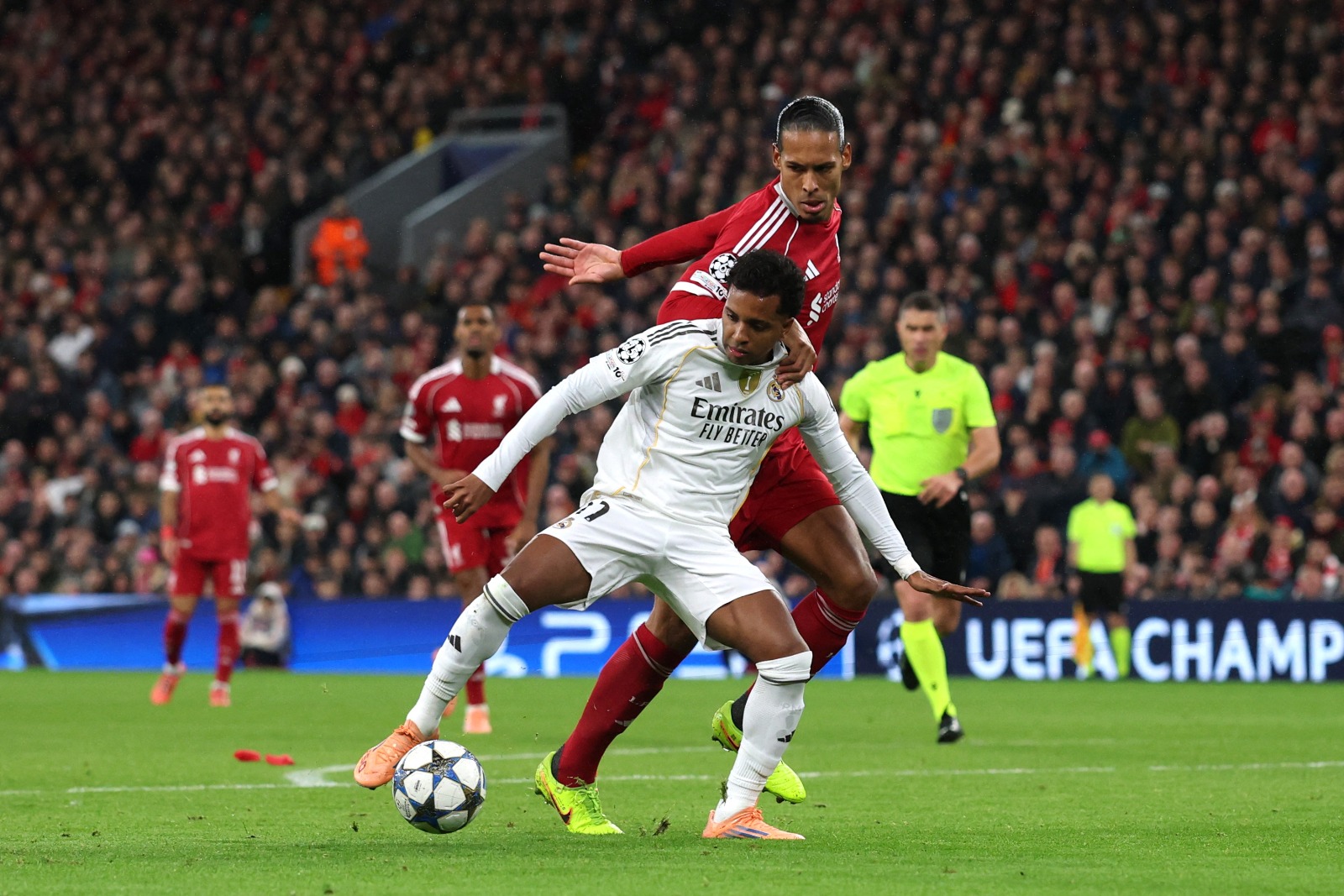 البرازيلي رودريغو لاعب ريال مدريد خلال مواجهة ليفربول في دوري أبطال أوروبا - 5 نوفمبر 2025