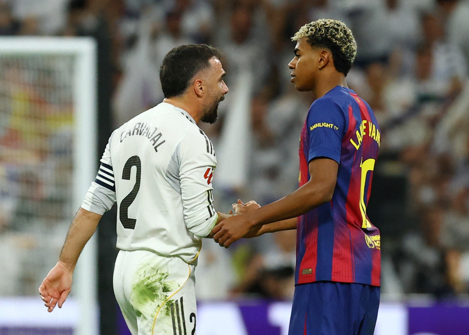 قائد ريال مدريد داني كارفاخال ولاعب برشلونة لامين يامال بعد مباراة الكلاسيكو في الدوري الإسباني - 26 أكتوبر 2025