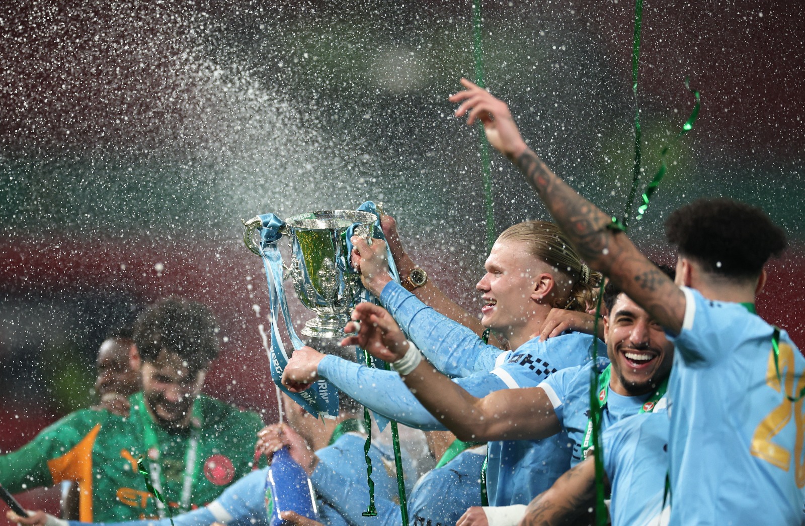 عمر مرموش يحتفل مع زملائه بتتويج مانشستر سيتي بكأس رابطة الأندية الإنجليزية على حساب أرسنال - 22 مارس 2026