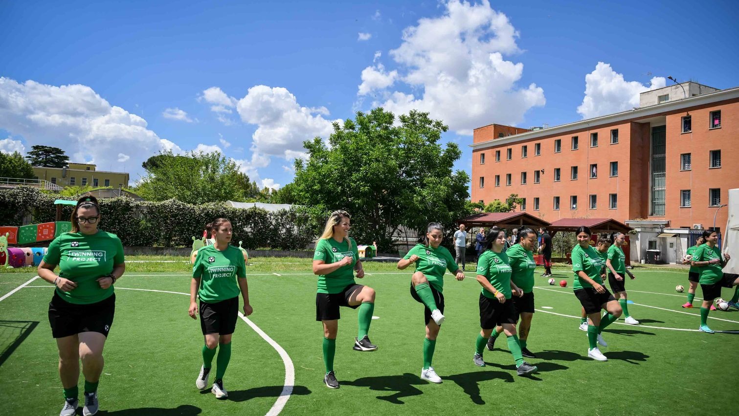 مجموعة من السجينات في روما خلال مشاركتهن في برنامج التوأمة للحصول على شهادات تدريب في كرة القدم - 4 يونيو 2024