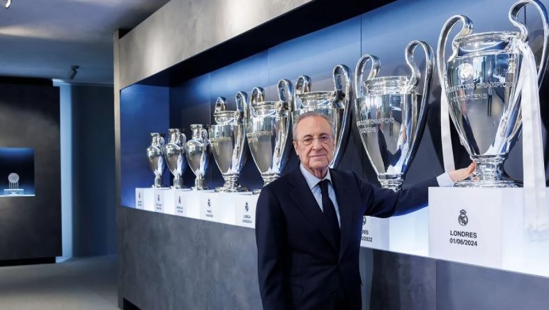 رئيس ريال مدريد فلورنتينو بيريز في صورة تذكارية مع كؤوس دوري أبطال أوروبا