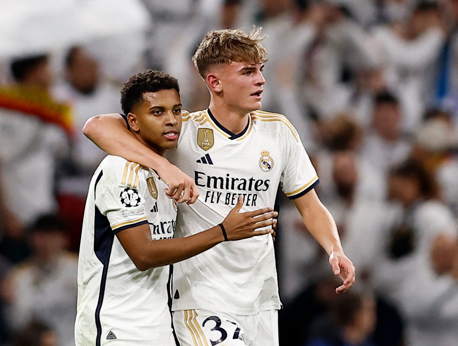 نيكو باز لاعب ريال مدريد يحتفل مع رودريغو بعد التسجيل بمواجهة نابولي في دوري أبطال أوروبا - 29 نوفمبر 2023