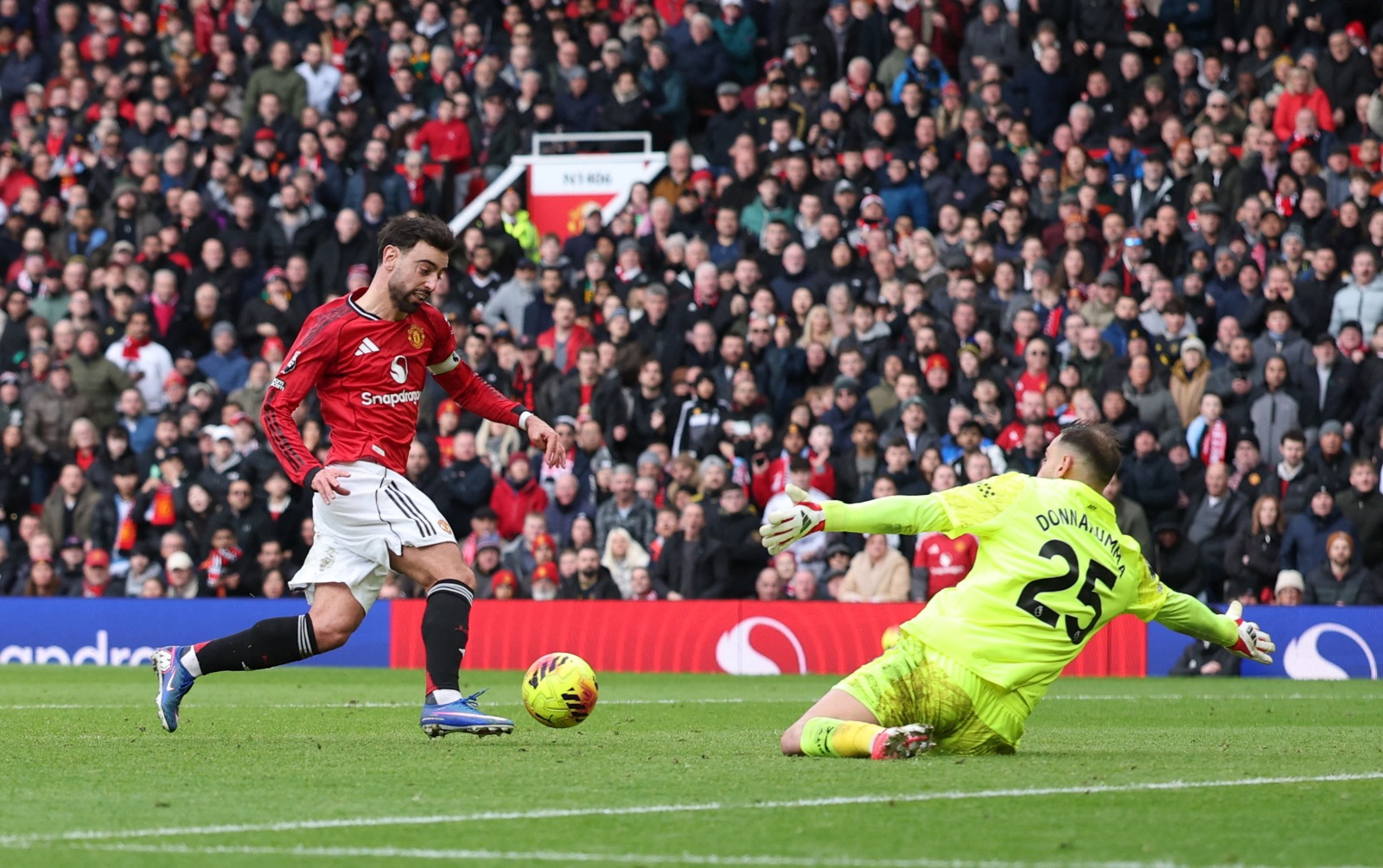 برونو فرنانديز قائد مانشستر يونايتد خلال مواجهة مانشستر سيتي - 17 يناير 2026