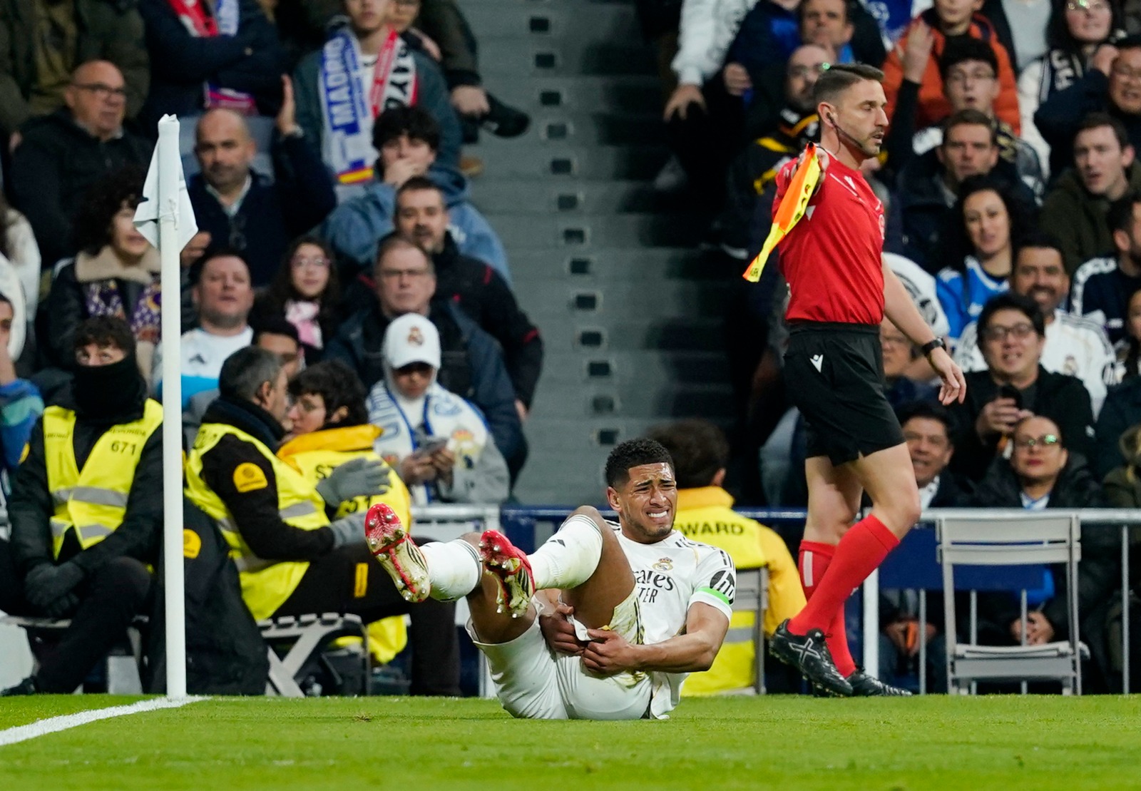 جود بيلينغهام لاعب ريال مدريد يسقط مصاباً أمام رايو فايكانو - 1 فبراير 2026