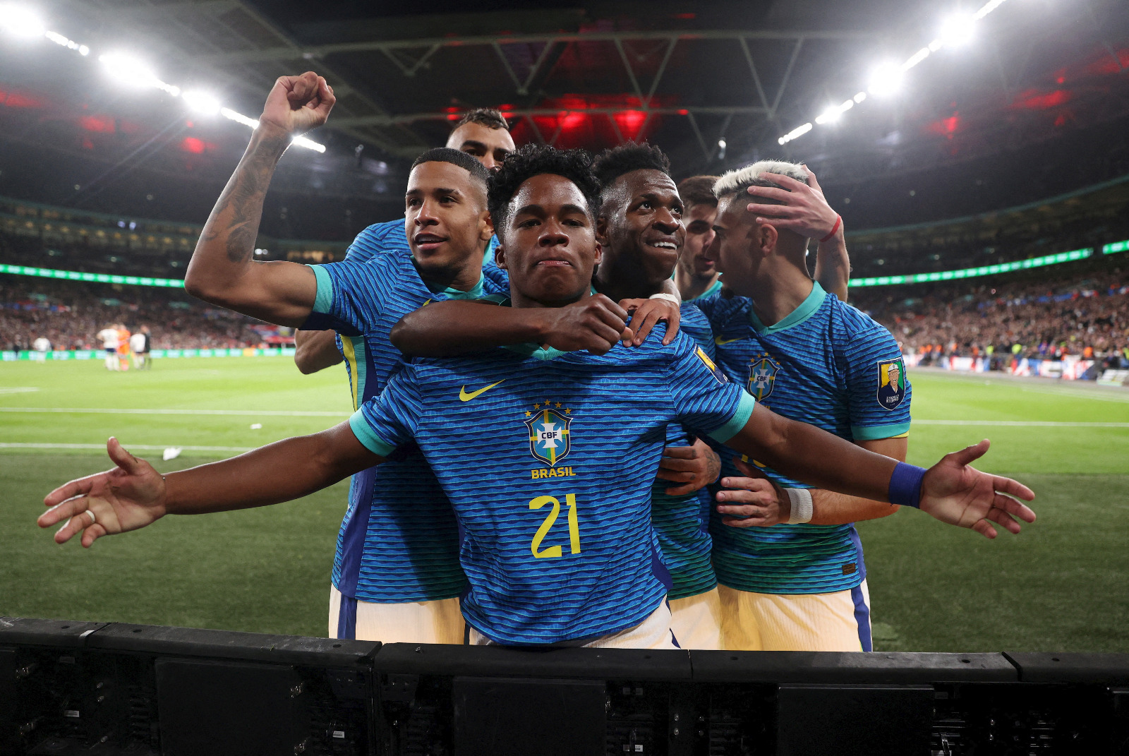إندريك يحتفل مع فينيسيوس جونيور وزملاء آخرين بتسجيله هدف الفوز للبرازيل في مرمى إنجلترا – 23 مارس 2024