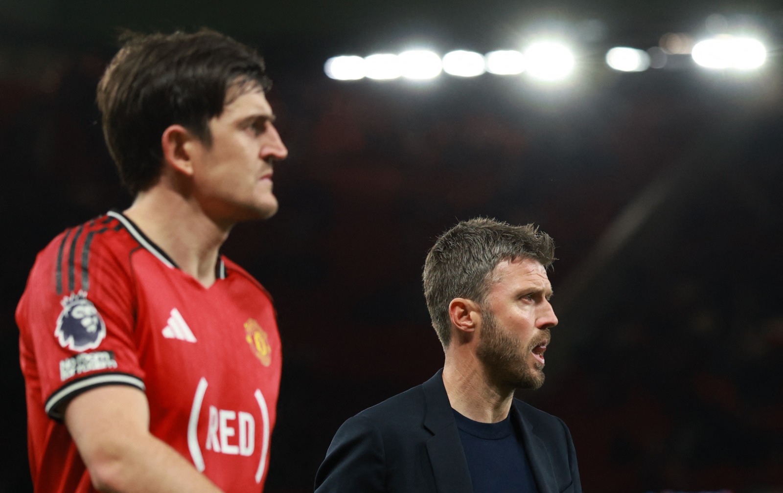 هاري ماغواير ومايكل كاريك عقب فوز مانشستر يونايتد على برينتفور في الدوري الإنجليزي - 27 أبريل 2026